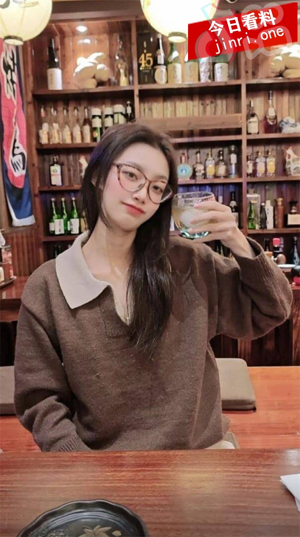 抖音颜值网红【角落里的属鼠】线下拍摄大尺度私拍福利视频在外网的流出！