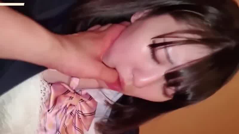 【请萝莉吃海鲜拉面 回酒店吃她的海鲜】fc2ppv2232170 18岁超清纯美少女，被大叔操疼的要哭，带着哭腔 楚楚可怜.mp4